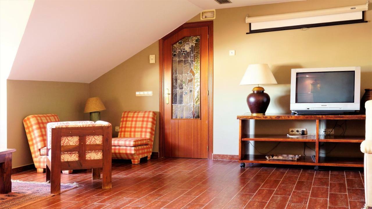 Hotel Vivar Grinon Exterior photo